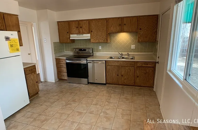 343 Rosewood Dr — Photo 3