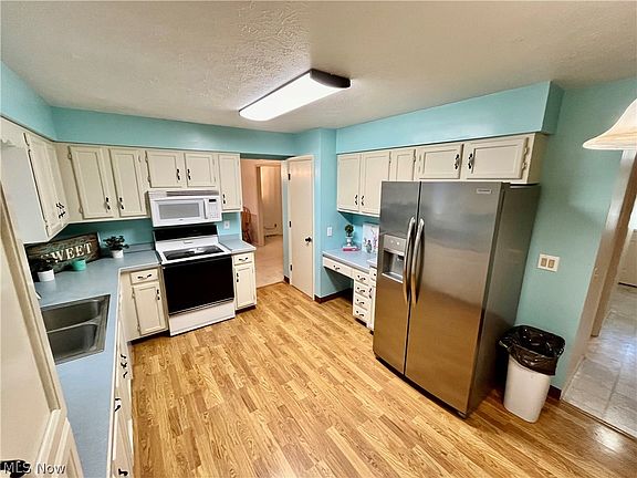 5th image of 32649 Surrey Ln