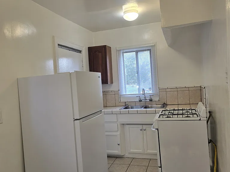 2812 3/4 Hillcrest Dr — Photo 15