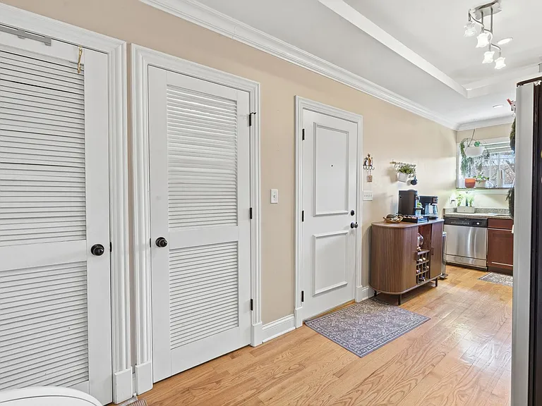 Hinman Court Condos — Photo 32