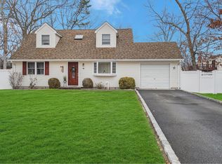 19 Wainwright St, Ronkonkoma, NY 11779