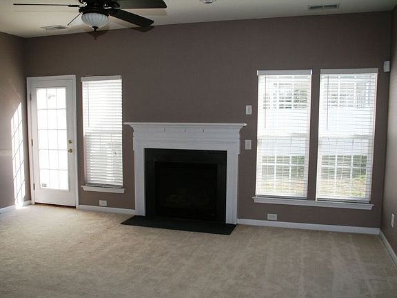 Spacious family room w/gas 
