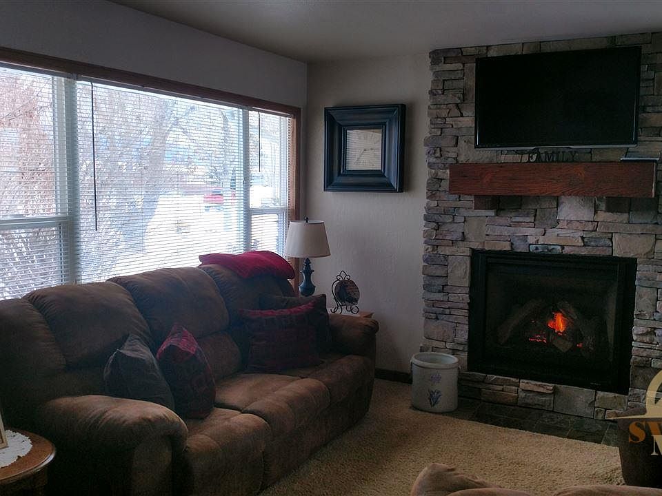 1st image of 208 Park Ave S