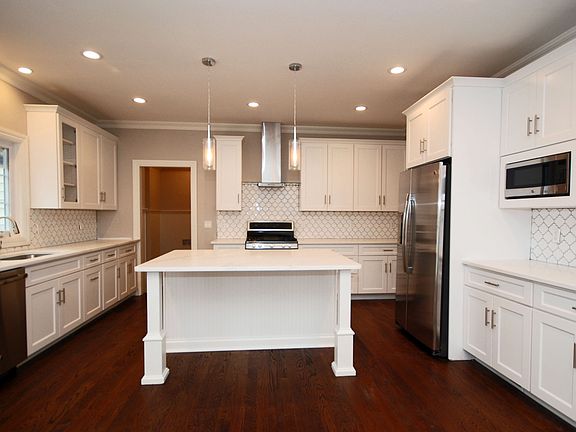 4th image of 36 Ashwood Dr