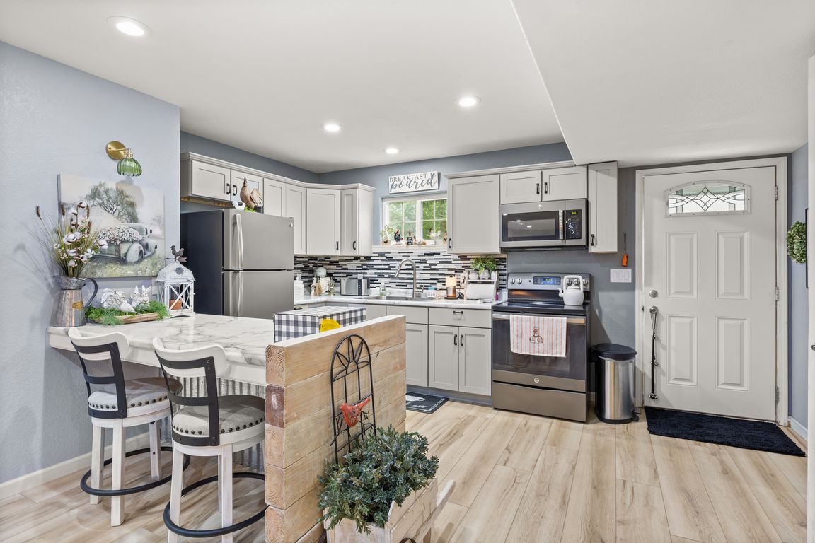 207 Mayfair Dr (28)