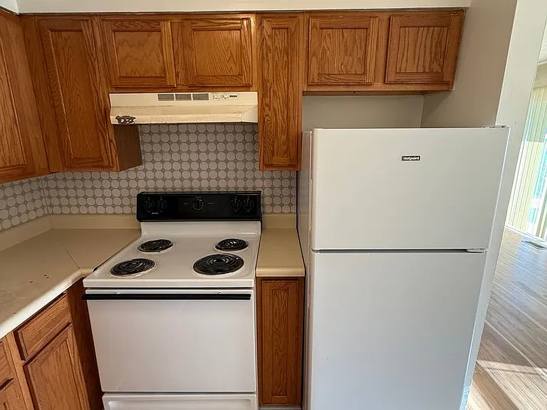 Lawrence Glen Apartments — Photo 22