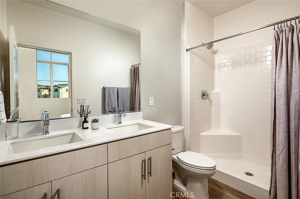 3 bed, 2.5 bath, 1600 sqft, $4,900 — Photo 3