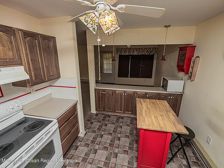 118 Amberly Dr #J — Photo 6