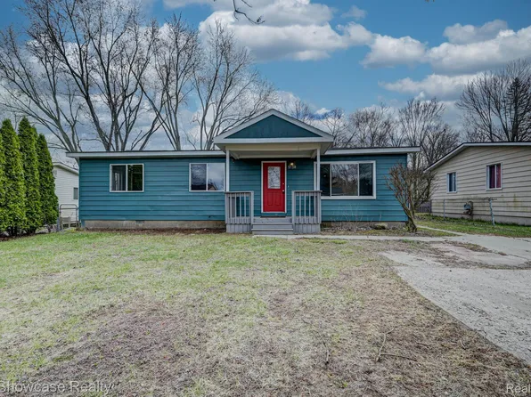 5130 Warmbriar Dr, White Lake, MI 48383