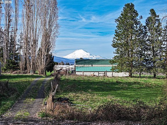 3rd image of 2739 Wyeast Rd