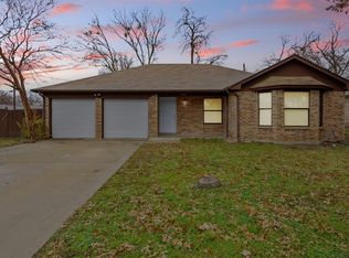 401 Allencrest Dr, White Settlement, TX 76108