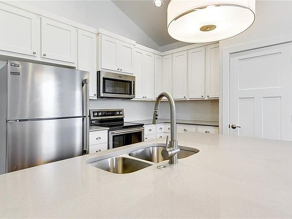 4th image of 400B Rose Dr