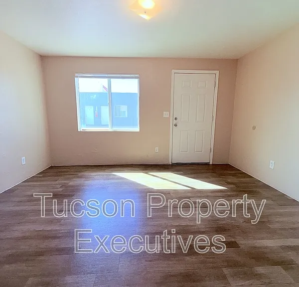 2411 S 6th Ave #8 — Photo 5
