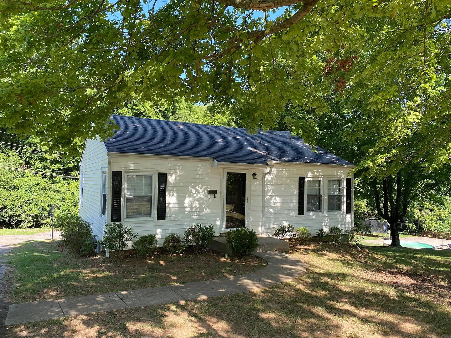Great location 2 bedroom 1 bath home near APSU and Downtown! — Photo 2