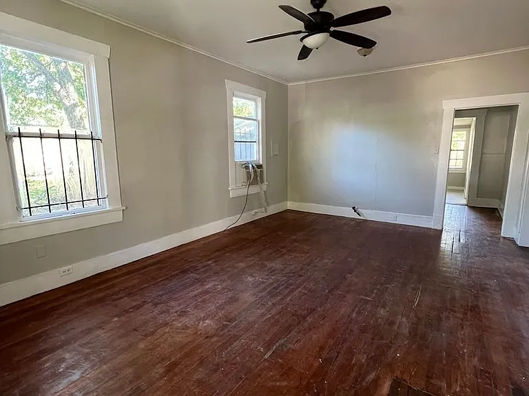 2413 Queens Hwy — Photo 2