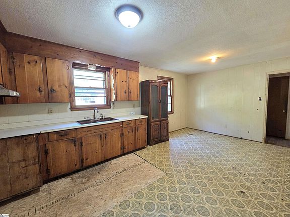 5th image of 484 Barnwell Rd