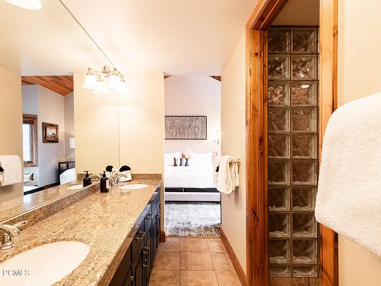 1525 Lakeside Cir — Photo 42