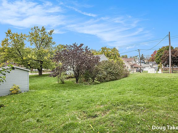 5th image of 1922 Coit Ave NE