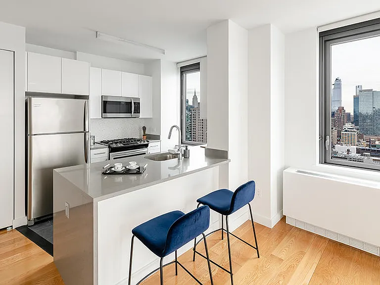 606 W 57th St #1524 — Photo 10