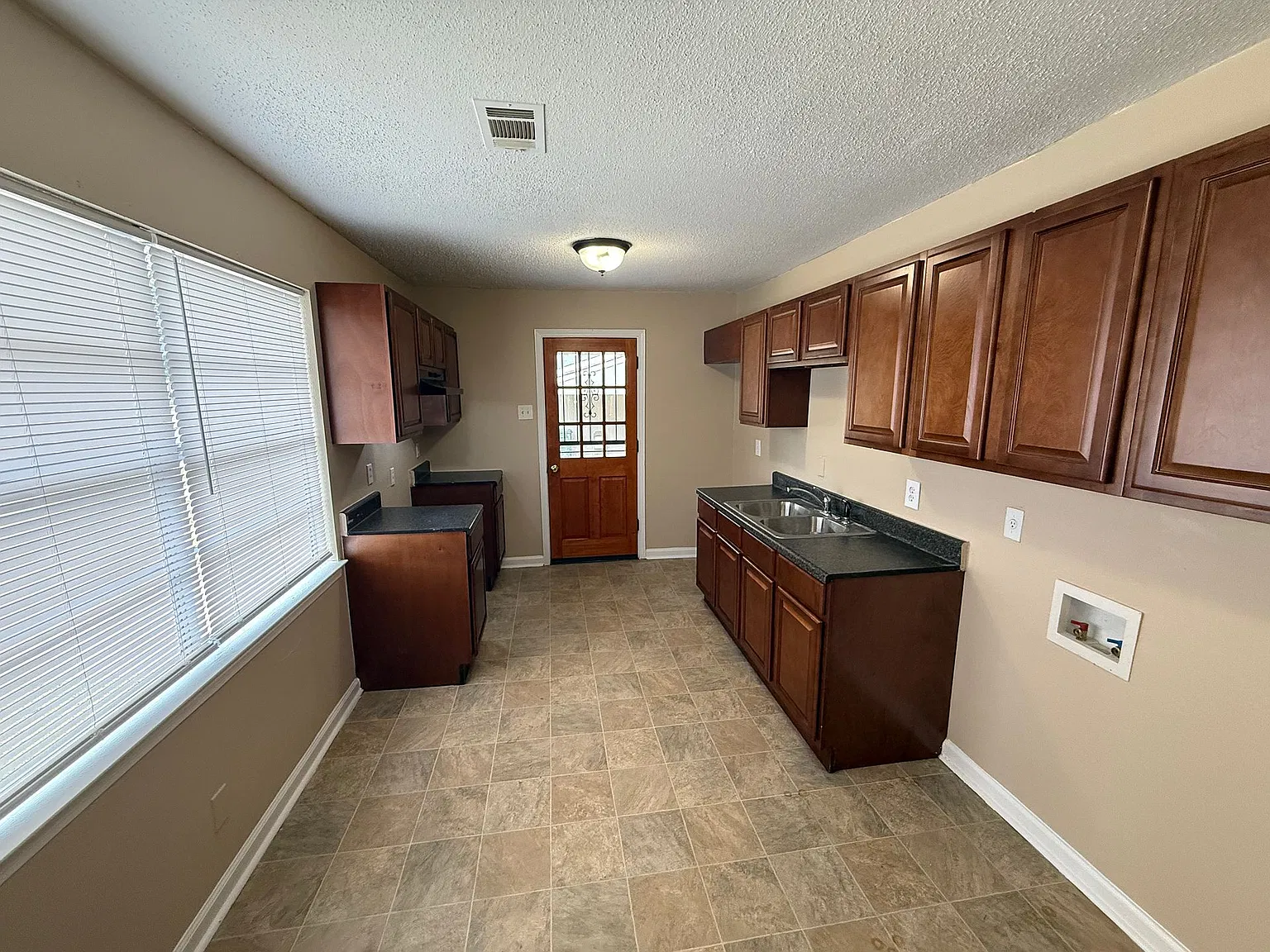 900 Leacrest Ave — Photo 3