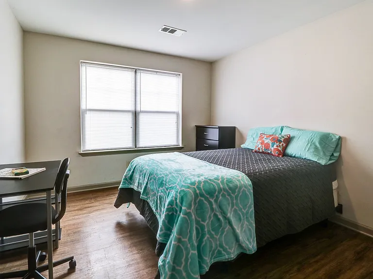 College Pointe Apartments — Photo 13