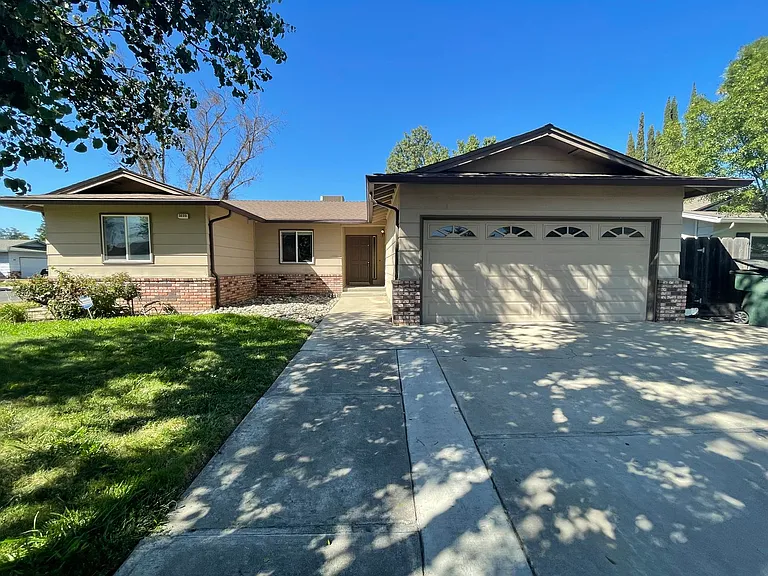 3233 Nightingale Dr — Photo 1