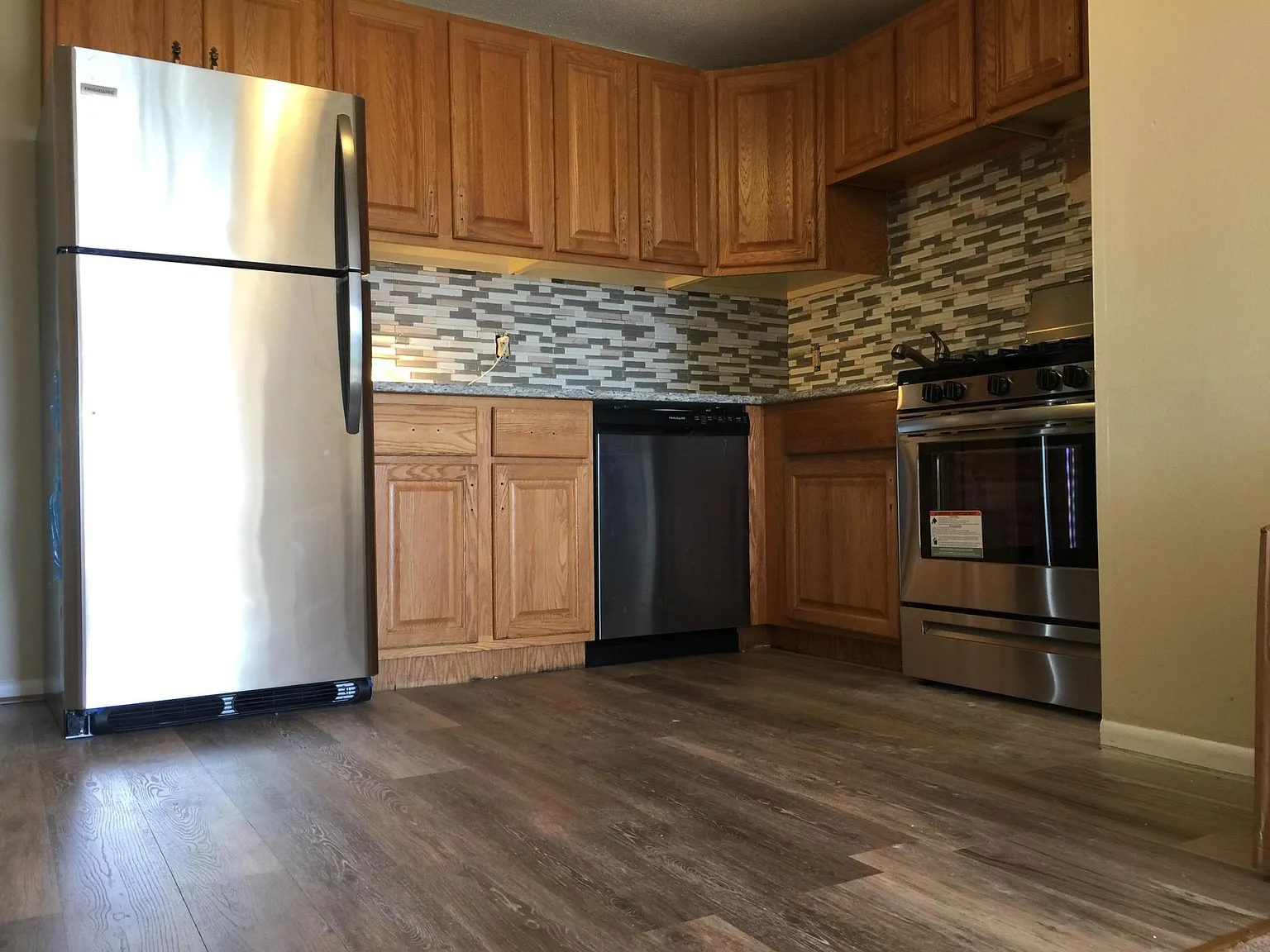 215 Mammoth Rd — Photo 2