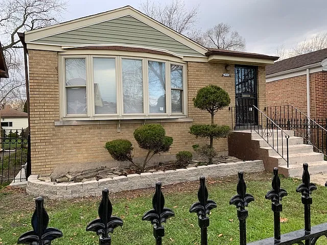 10048 S Normal Ave photo 1