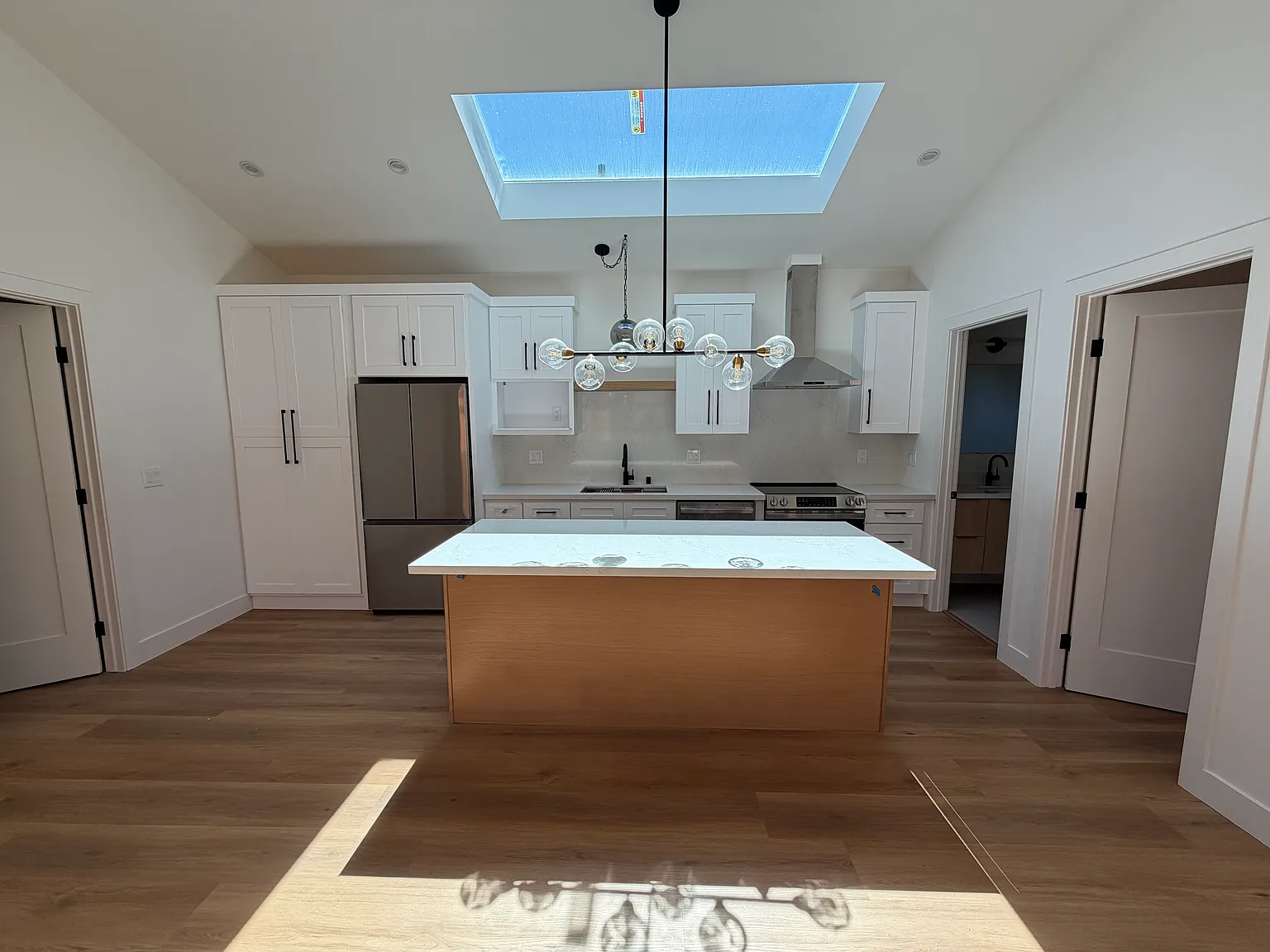 2 bed, 800 sqft, $4,800 — Photo 2
