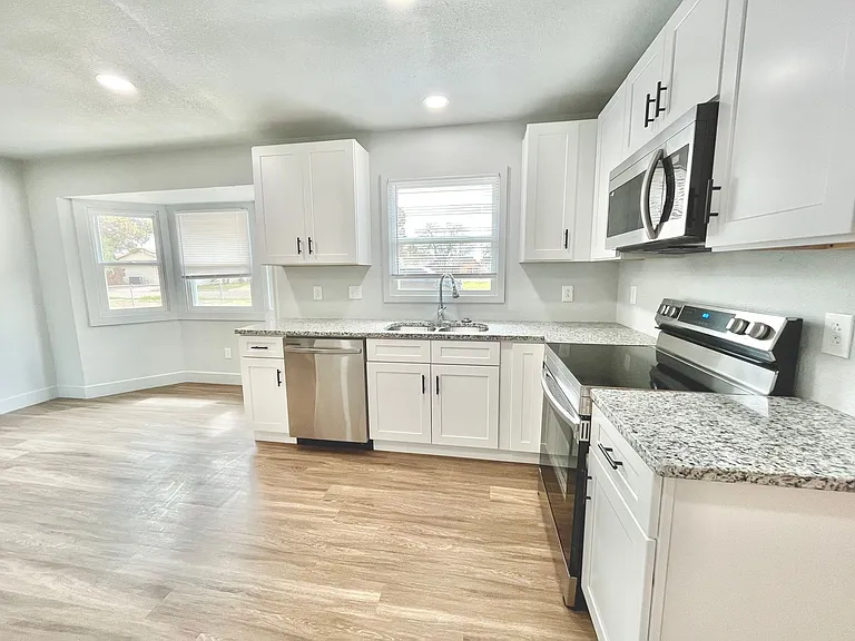 923 W 6th St — Photo 11