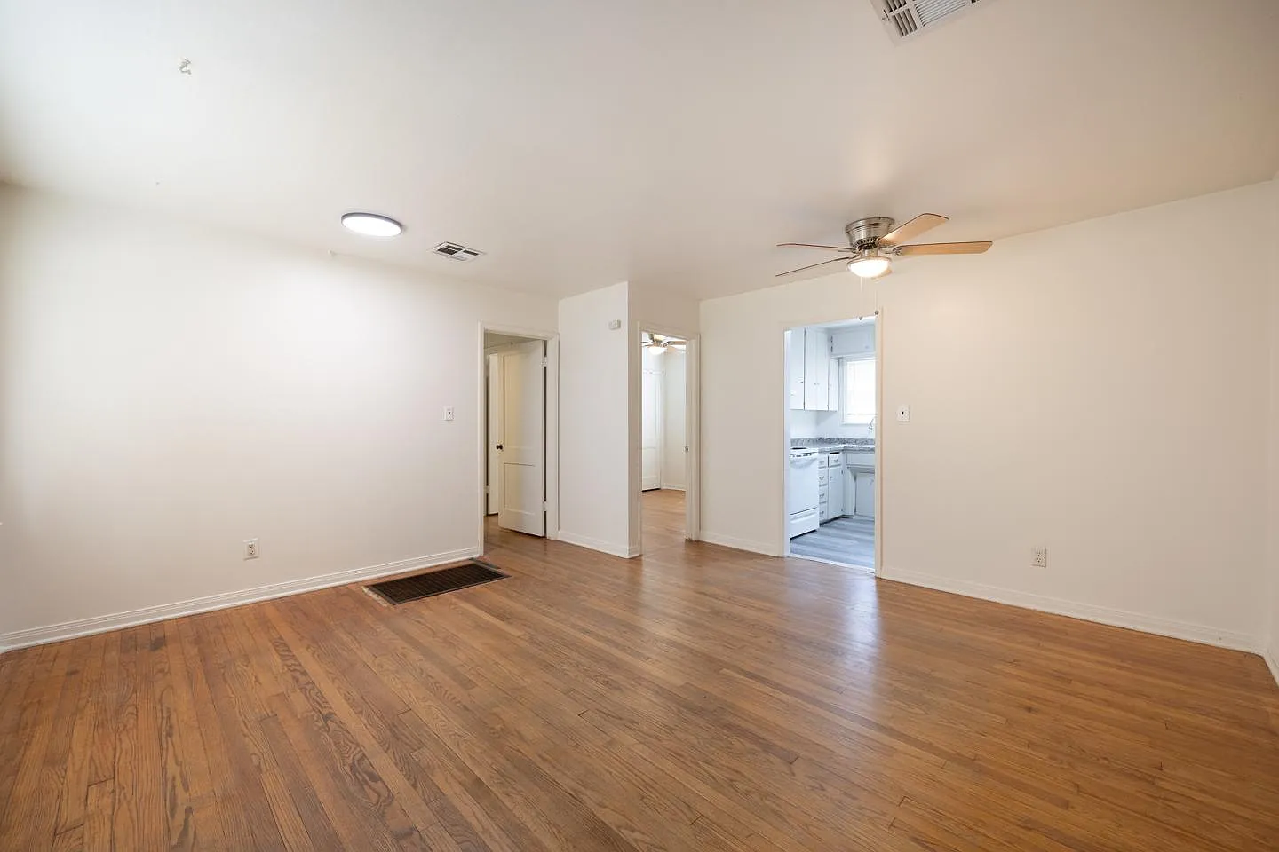 3 bed, 925 sqft, $1,200 — Photo 2