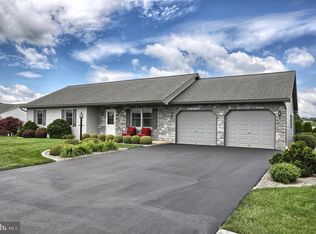 9 Vista Dr, Fredericksburg, PA 17026