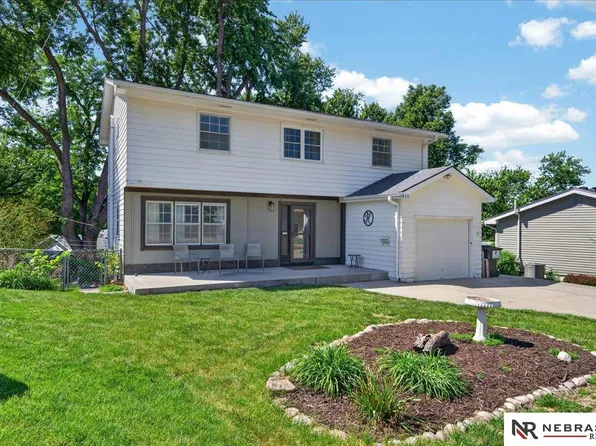 810 Smith Cir, Papillion, NE 68046