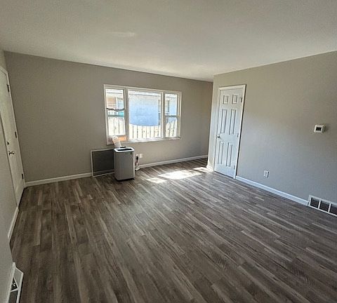 Air conditioning unit provided in living room space