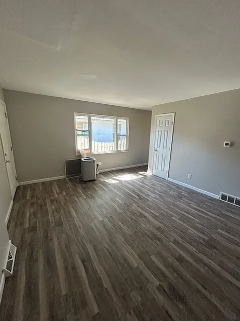 Air conditioning unit provided in living room space