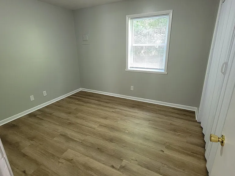 107 Robbins Dr — Photo 2