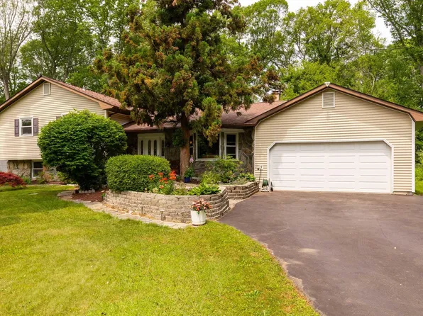35 MOUNTAIN Pass, Hopewell Junction, NY 12533