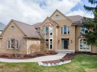 5622 Springbrook Dr, Troy, MI 48098