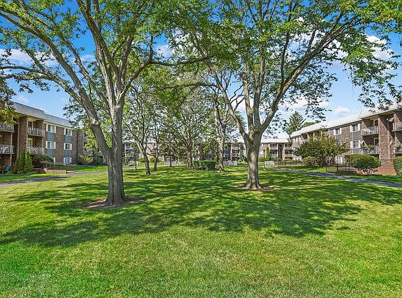 4th image of 1521 N Windsor Dr APT 115