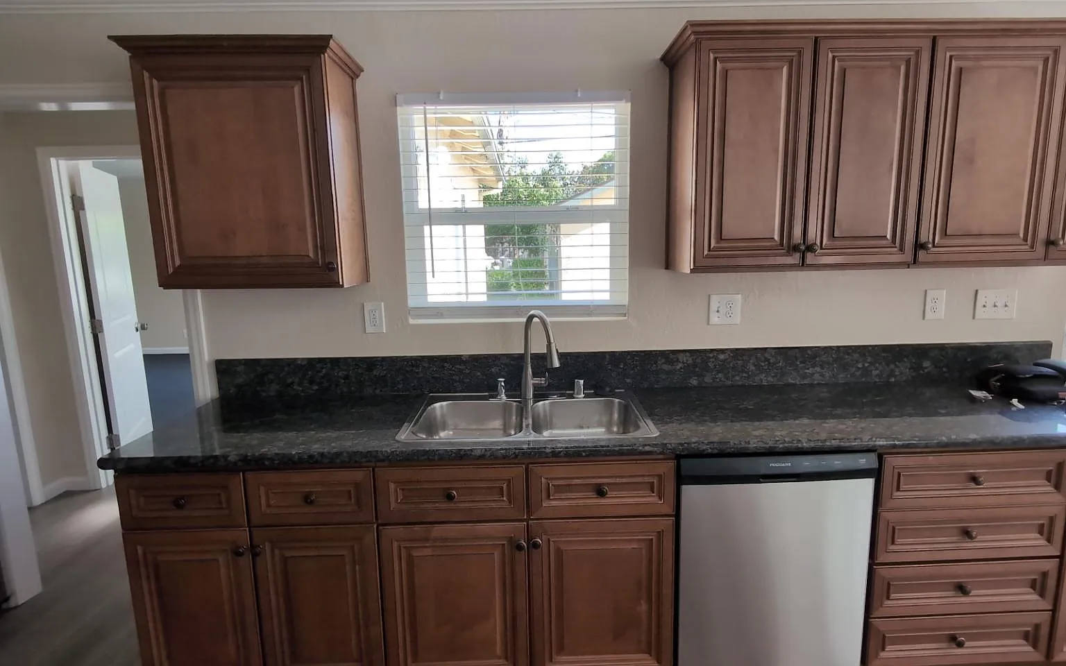 890 Poplar St — Photo 3