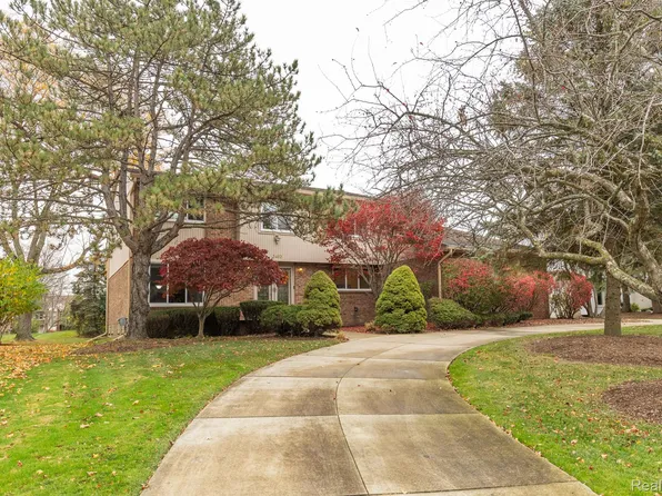 5483 Pond Bluff Ct, West Bloomfield, MI 48323