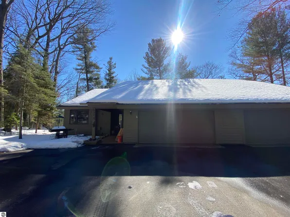 6273 Summit Ct, Traverse City, MI 49686