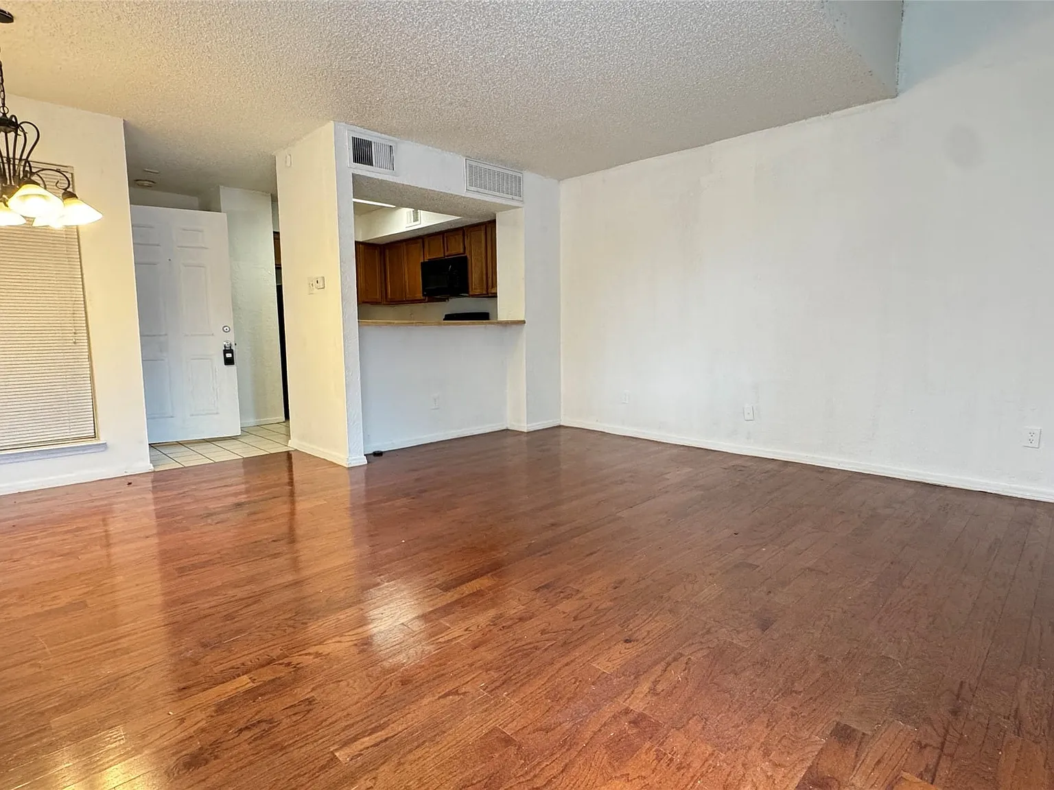 1 bed, 1.0 bath, 683 sqft, $1,099 — Photo 3