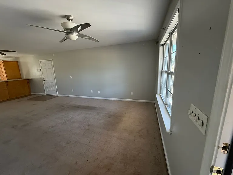 511 W Watts St — Photo 2