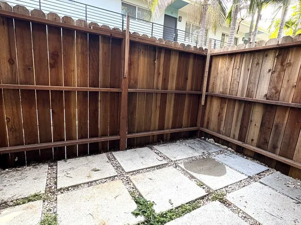 2727 Abbot Kinney Apts