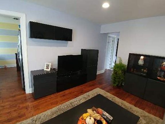 5th image of 4535 Rose St
