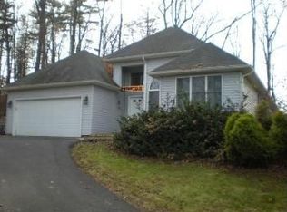 18 Indian Spring Dr, Stroudsburg, PA 18360
