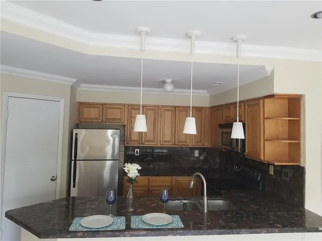 2 bed, 2.0 bath, 858 sqft, $2,100 — Photo 2