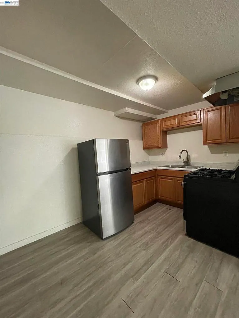 4 bed, 1.5 bath, 1000 sqft, $3,300 — Photo 4