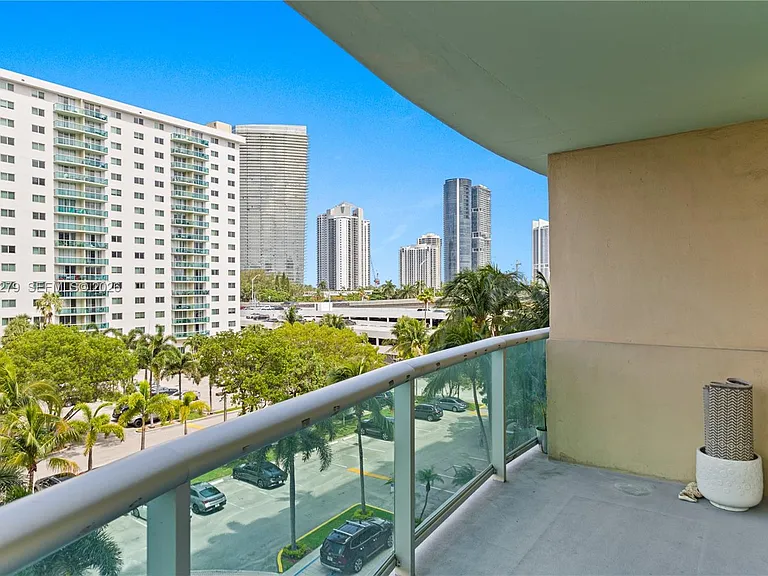 19390 Collins Ave #516 — Photo 2